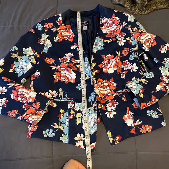 •SIMPLY STYLED• Large • Navy Floral Blazer - Picture 7 of 9